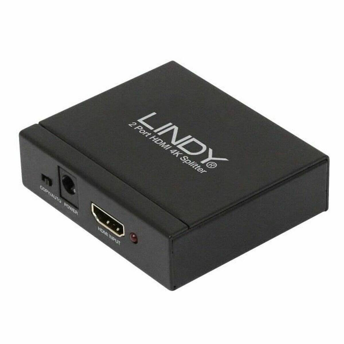 Ein schwarzer Lindy 2-Port HDMI 4K Splitter, der die Anschlüsse für Stromversorgung, Ausgang und Eingang auf der Vorderseite zeigt.