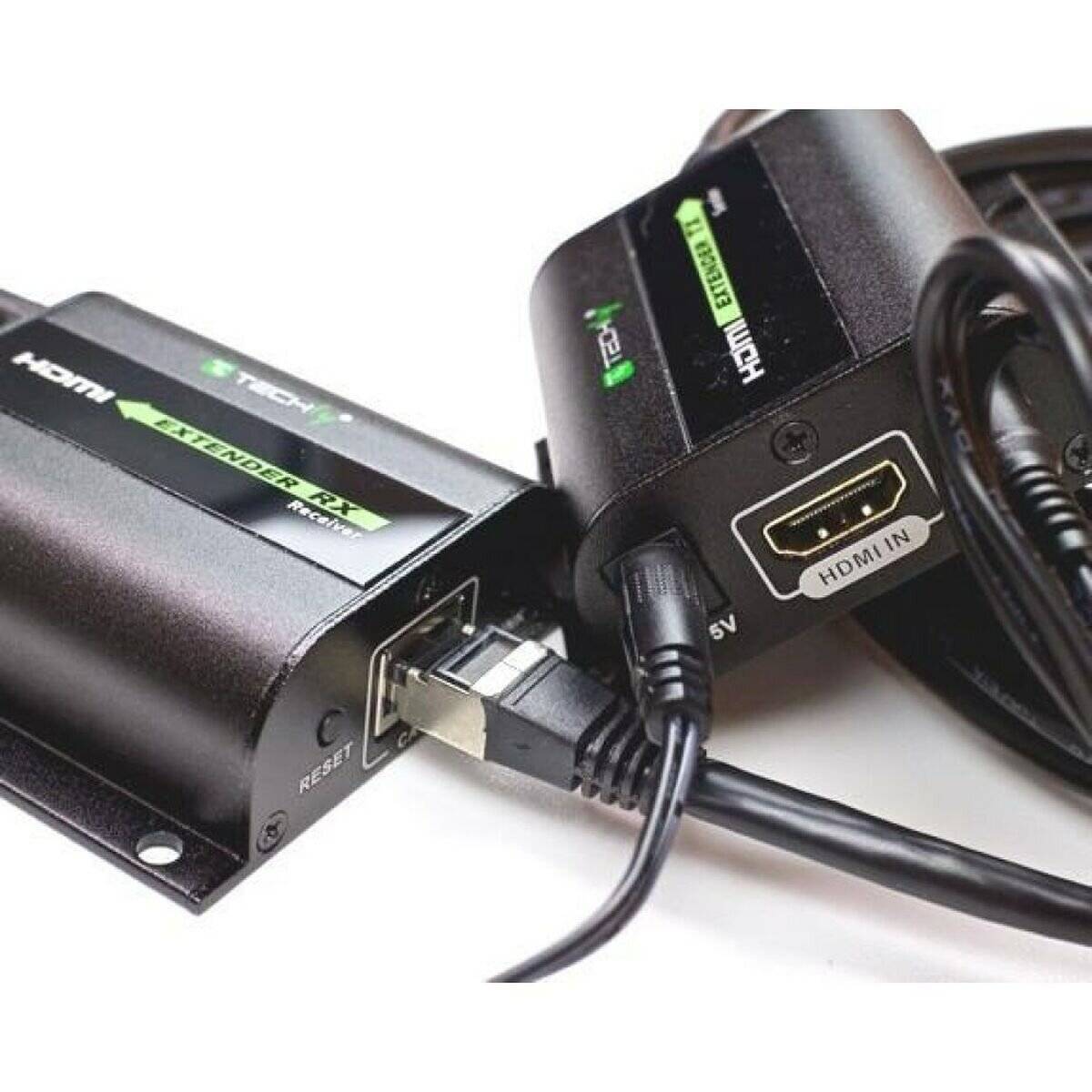 Zwei HDMI-Extender-Geräte, die durch Kabel miteinander verbunden sind; mit HDMI Extender RX und RX gekennzeichnet; werden zum Erweitern von HDMI-Signalen über Distanz verwendet.