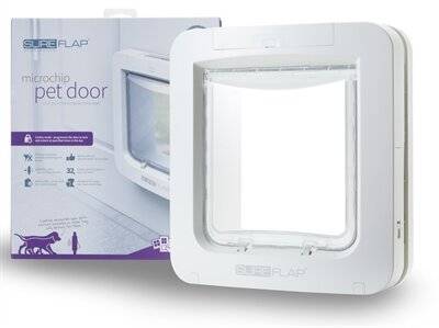 Weiße SureFlap-Mikrochip-Haustierklappe mit Produktbox im Hintergrund.