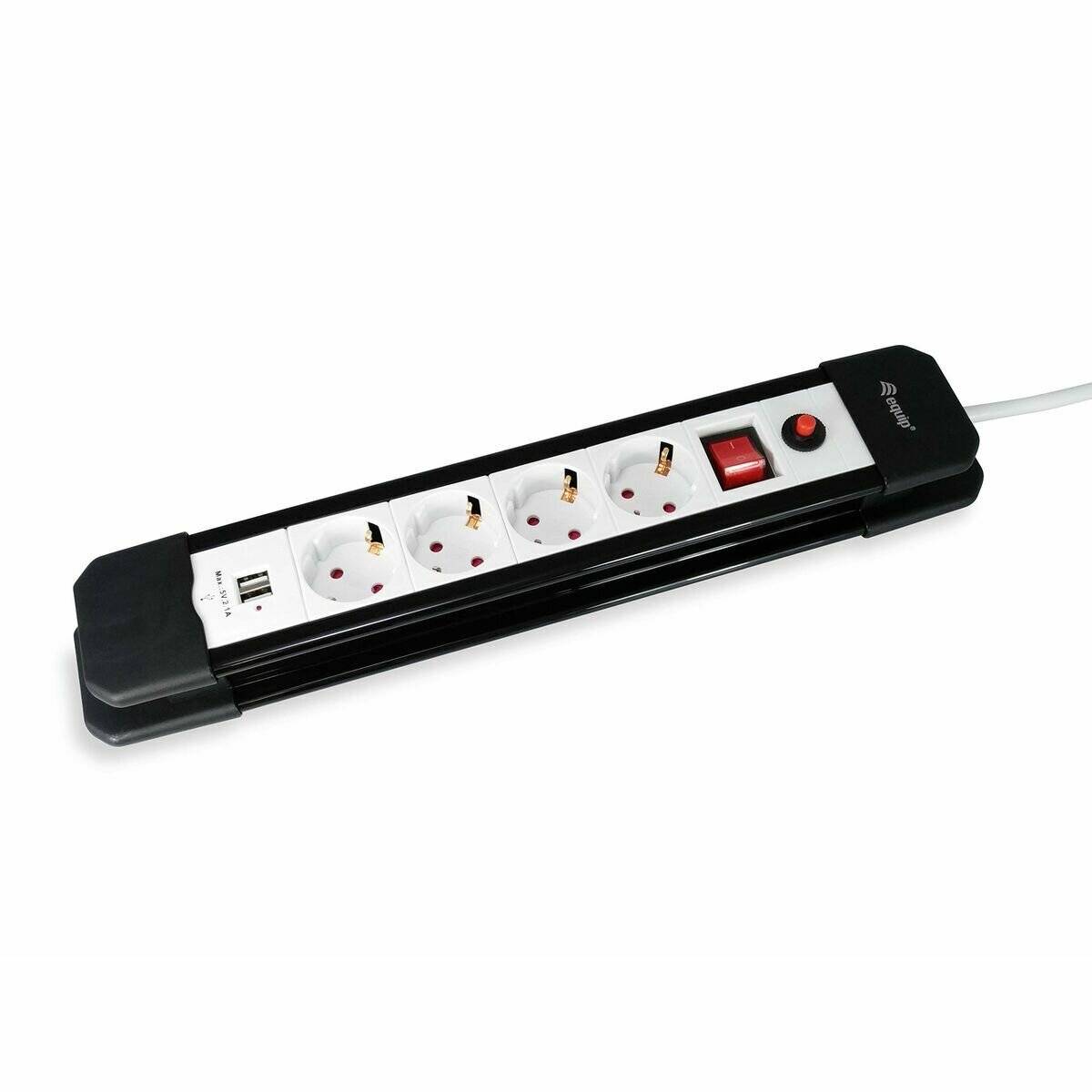 Eine schwarz-weiße Steckdosenleiste mit vier europäischen Steckdosen, zwei USB-Anschlüssen und einem roten Ein/Aus-Schalter.