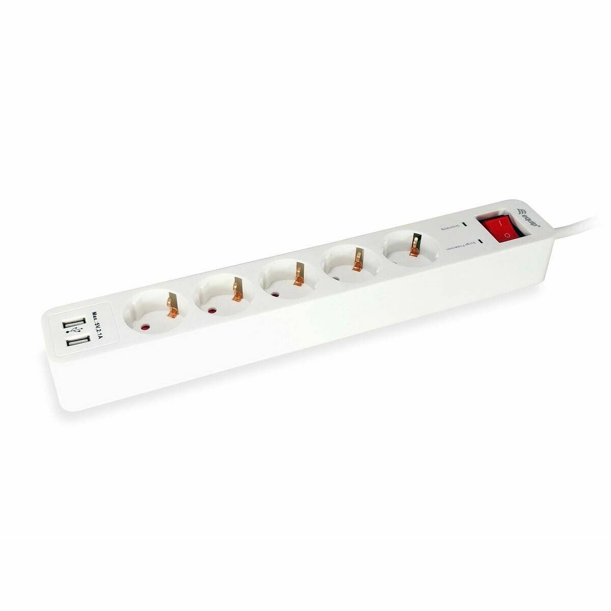 Ein weißer Mehrfachstecker mit vier europäischen Steckdosen, zwei USB-Anschlüssen und einem roten Ein-/Ausschalter. Geeignet zum Laden und für elektrische Geräte.