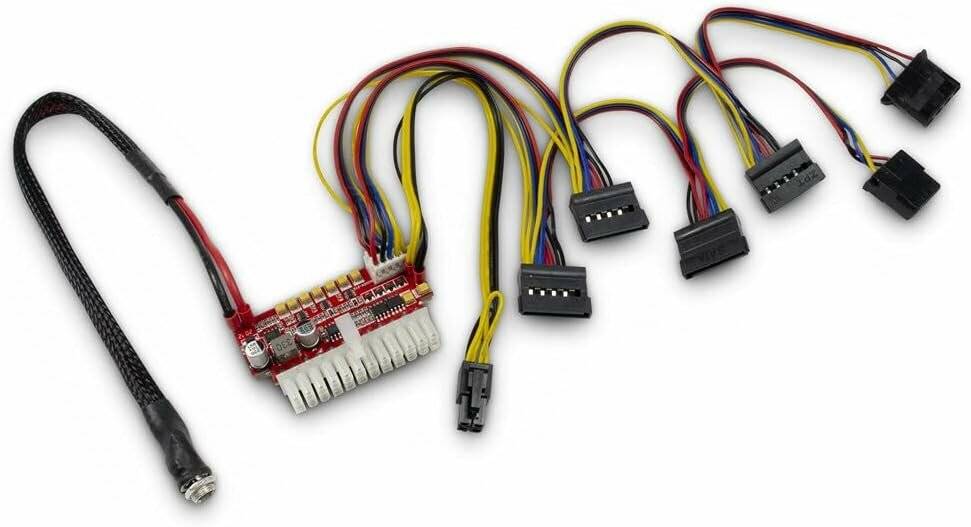 Ein Computer-Netzschalter mit mehreren bunten Kabeln und Anschlüssen, der zum Verbinden und Verteilen von Strom in einem Computersystem verwendet wird.