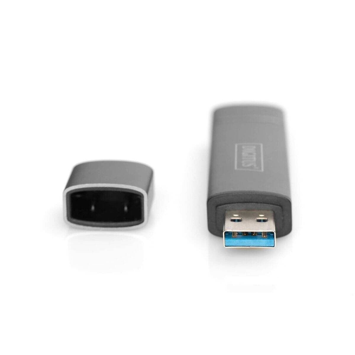 Ein USB-Stick ohne Kappe, der den USB-Anschluss zeigt, isoliert auf weißem Hintergrund.