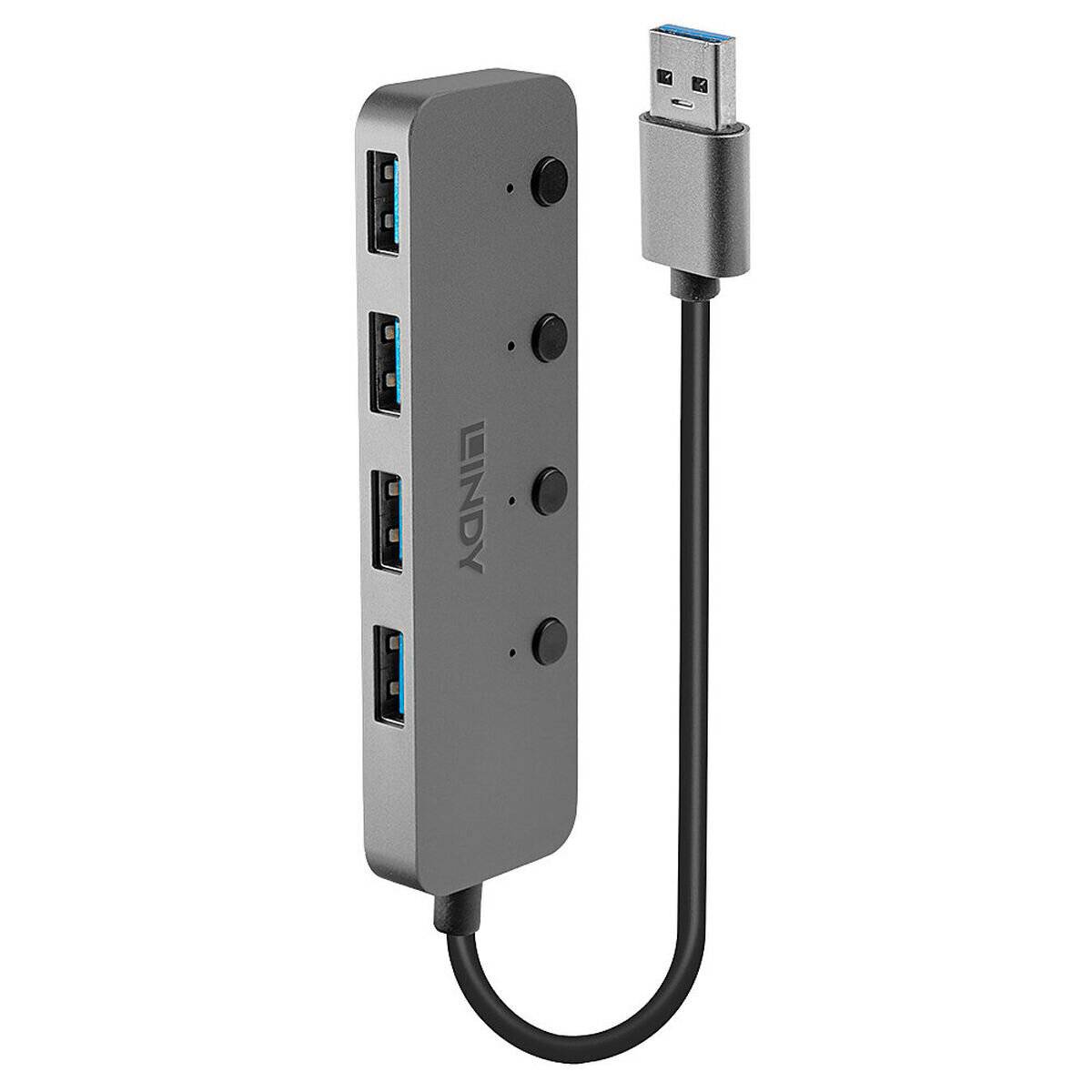 Ein schwarzer USB-Hub mit vier Anschlüssen, die jeweils über eigene Einschalt-Tasten verfügen, ist über ein kurzes Kabel mit einem Standard-USB-Stecker verbunden.