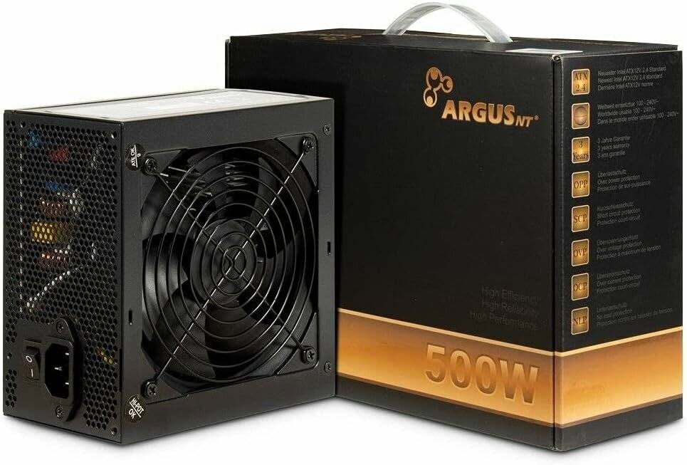 Netzteil vor seiner schwarzen und goldenen Verpackung. Mit der Aufschrift 'ARGUS NT 500W', was auf hohe Effizienz und Zuverlässigkeit hindeutet.