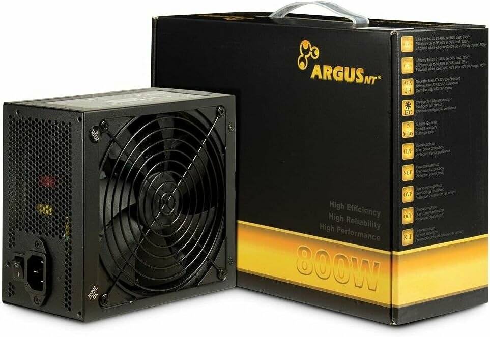 Netzteil 'ARGUS NT 800W' mit einem großen Kühlventilator im Vordergrund und der Produktverpackung, die Marke und Spezifikationen präsentiert.