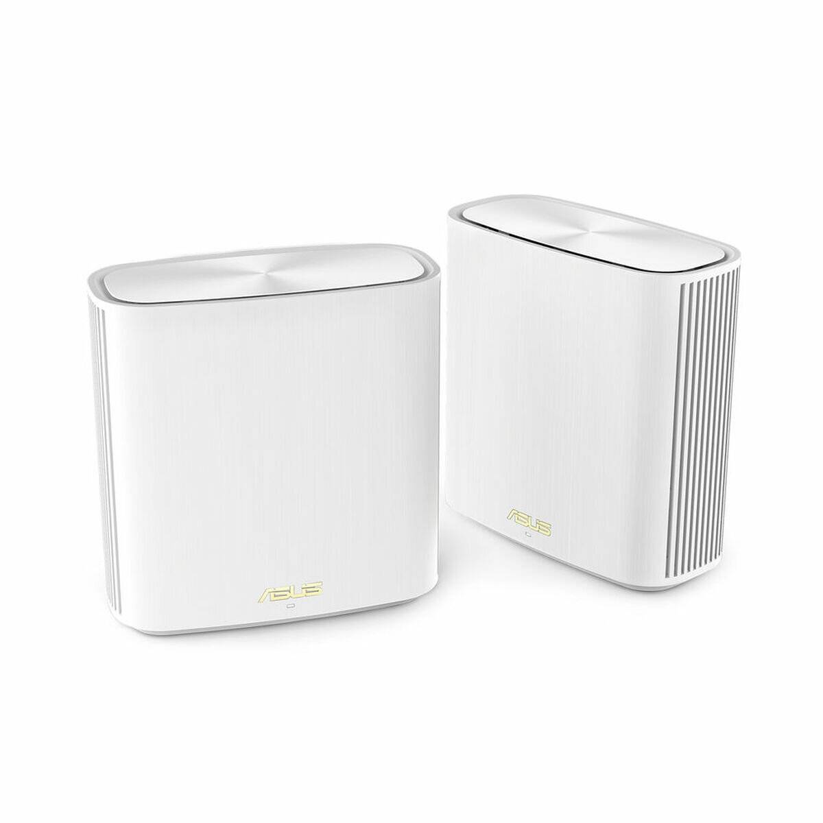 Zwei weiße Heim-WLAN-Router mit elegantem, modernem Design sind vor einem neutralen Hintergrund platziert. Sie verfügen über vertikale Belüftungsschlitze.