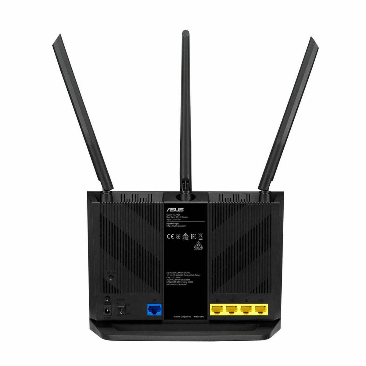 Ein schwarzer WLAN-Router mit drei Antennen, mit sichtbaren Anschlüssen auf der Rückseite: ein blauer WAN-Anschluss und vier gelbe LAN-Anschlüsse sowie ein Stromanschluss für das Netzteil.
