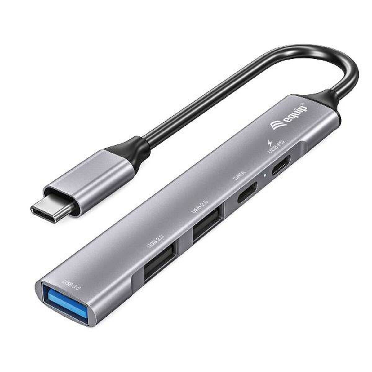 Ein silberner USB-C-Hub mit mehreren Anschlüssen, einschließlich USB, HDMI und Kartenleser-Steckplätzen, der mit einem schwarzen Kabel verbunden ist.