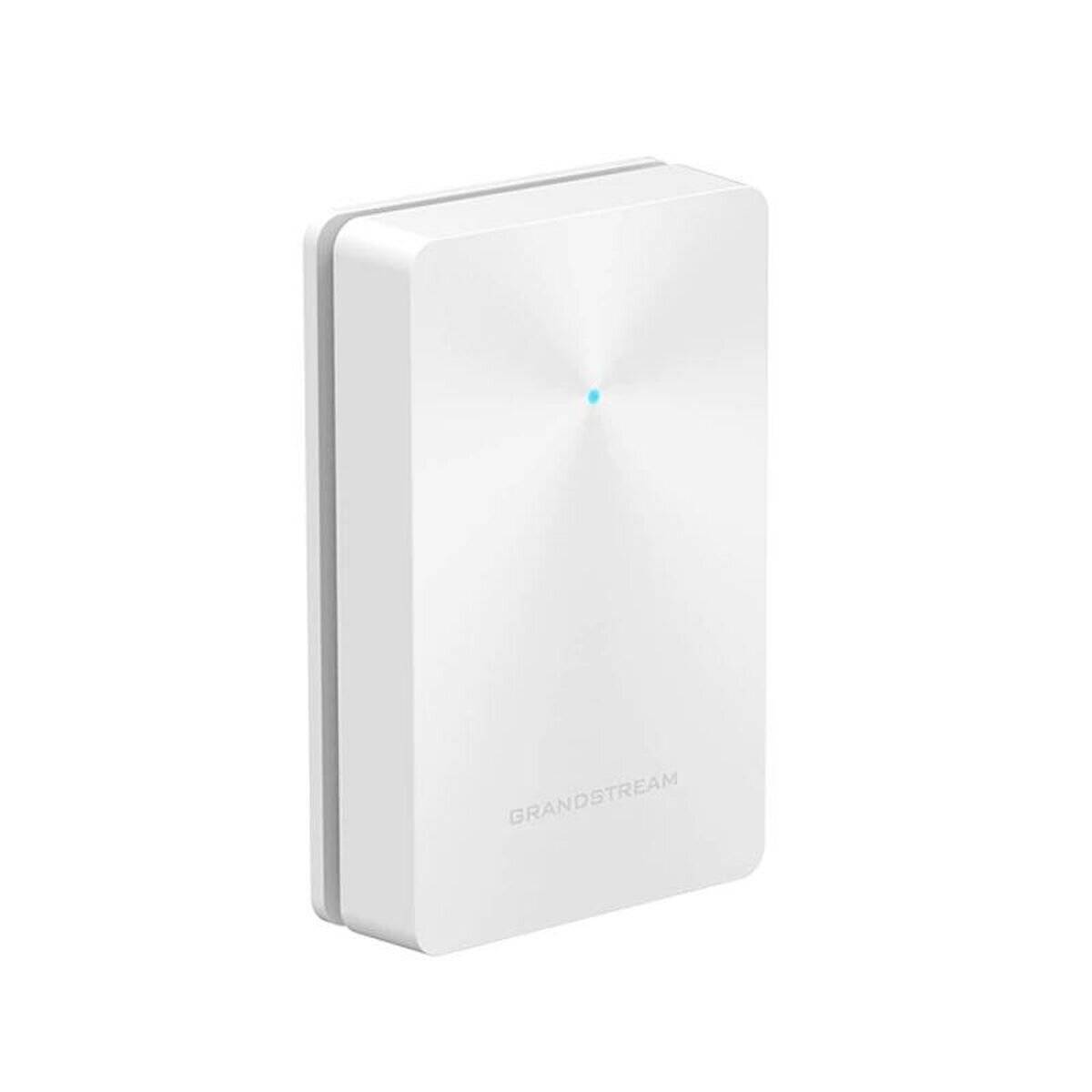 Ein weißer Grandstream-Wireless-Access-Point mit einem kleinen blauen Indikator-LED auf der Vorderseite, der zur Erweiterung der WLAN-Abdeckung in einem Bereich verwendet wird.
