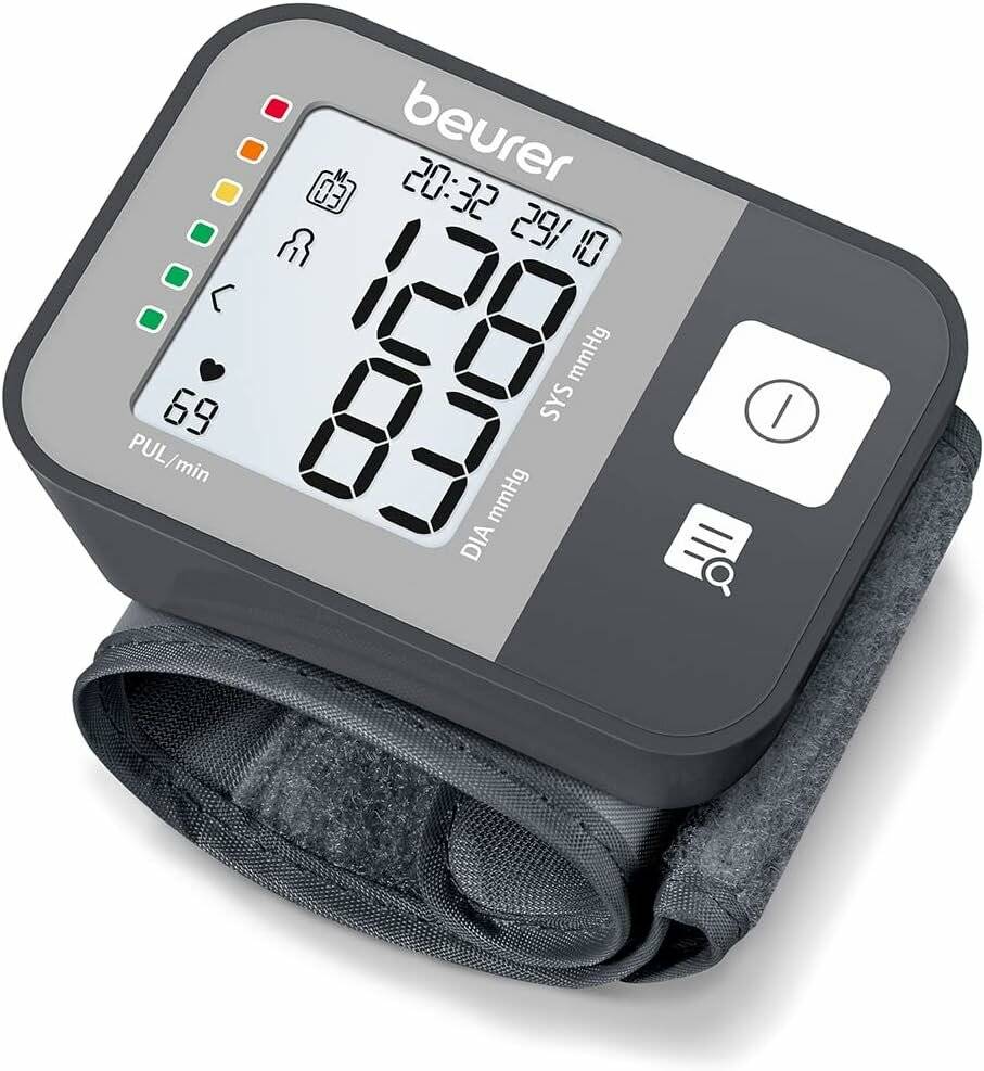 Digitales Handgelenk-Blutdruckmessgerät zeigt Messwerte an: 129 SYS, 69 DIA, 69 Puls/min, mit farbigen Anzeigelichtern auf der linken Seite.