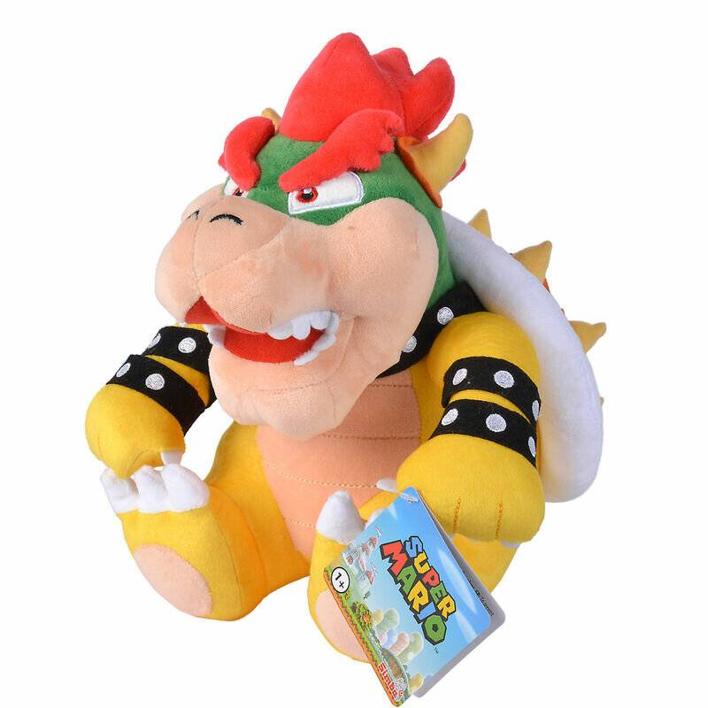 Ein Plüschtier eines bestachelten Reptiliencharakters aus Super Mario, der einen roten und grünen Kopfschmuck trägt. Es hält einen ‚Super Mario' Anhänger.