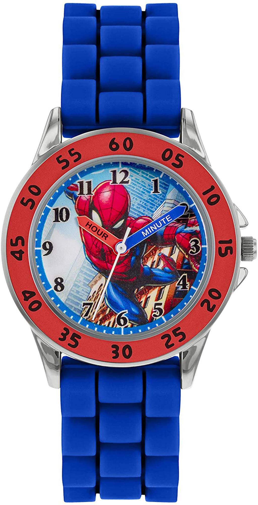 Eine Uhr mit einem Superhelden in einem rot-blauen Kostüm, der durch eine Stadtlandschaft schwingt. Die rote Lünette hat Zahlen von 0 bis 60 in Schwarz.