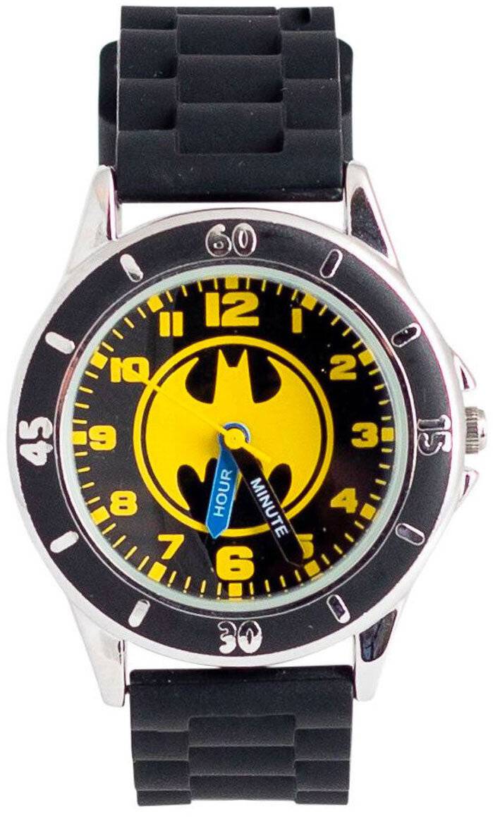 Eine Armbanduhr mit einem schwarz-gelben Design, das einem Superhelden-Logo ähnelt, mit Zahlen von 1 bis 12 und markierten Sekunden am Rand.
