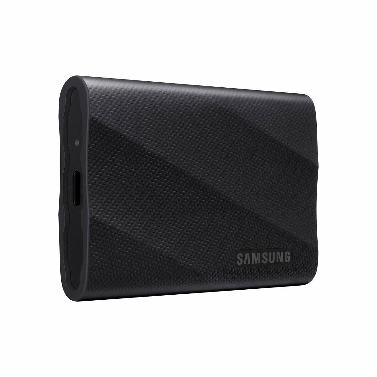 Ein schlanker, schwarzer Samsung Portable Festplattenlaufwerk mit einer strukturierten Oberfläche, versehen mit einem USB-C-Anschluss an seiner Seite.