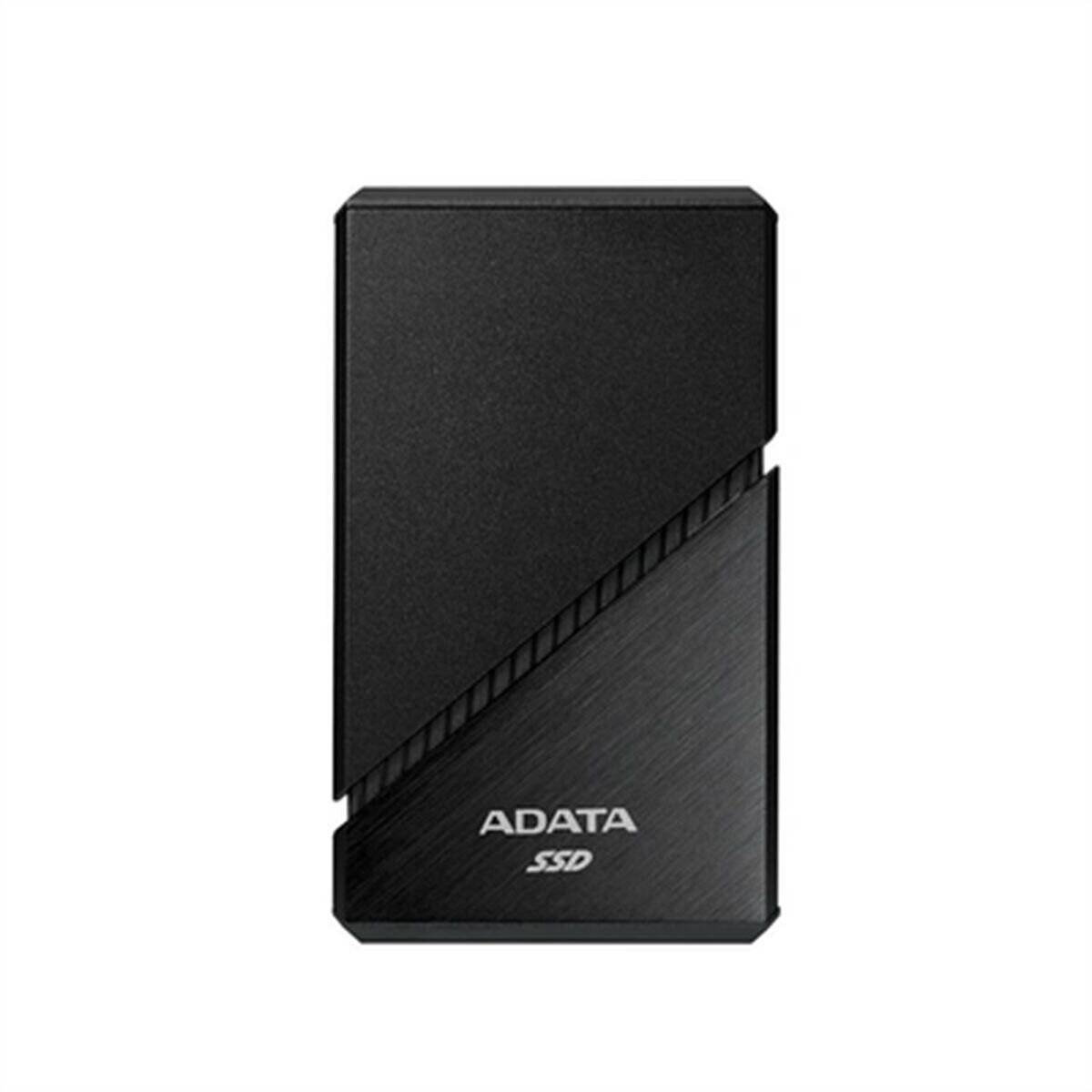 Eine schwarze ADATA SSD mit einem schlanken, eckigen Design, versehen mit einer leicht strukturierten Oberfläche und dem Markennamen 'ADATA SSD' auf der unteren Vorderseite.