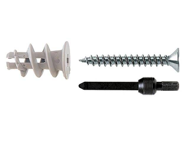 Eine Wandhalterung, eine Schraube und ein Bohrer, nebeneinander auf einem einfarbigen Hintergrund angeordnet.