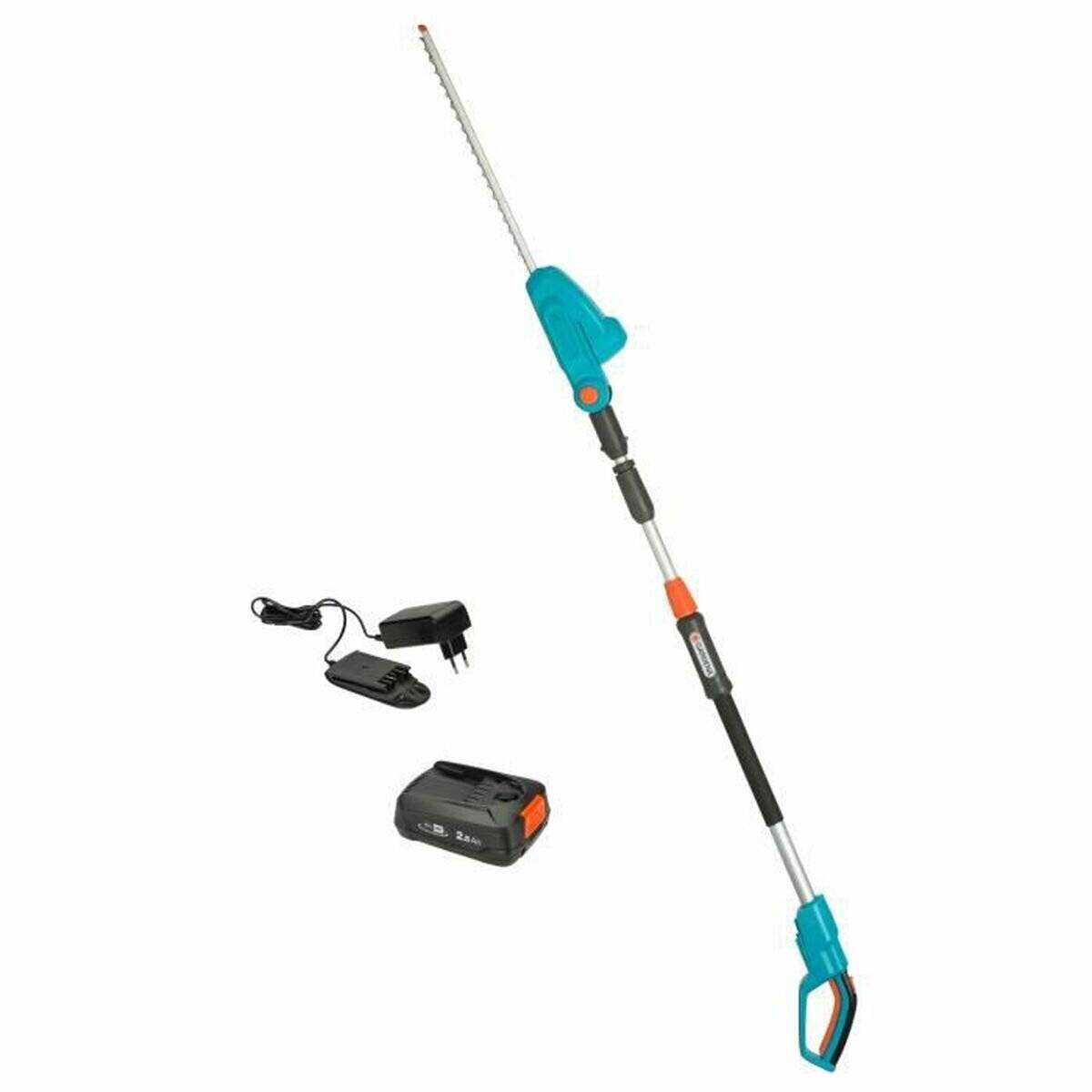 Ein blau-schwarzer teleskopischer Heckenschneider mit verstellbarer Stange, zusammen mit einem abnehmbaren Akku und Ladegerät, entwickelt für das Trimmen hoher Hecken.