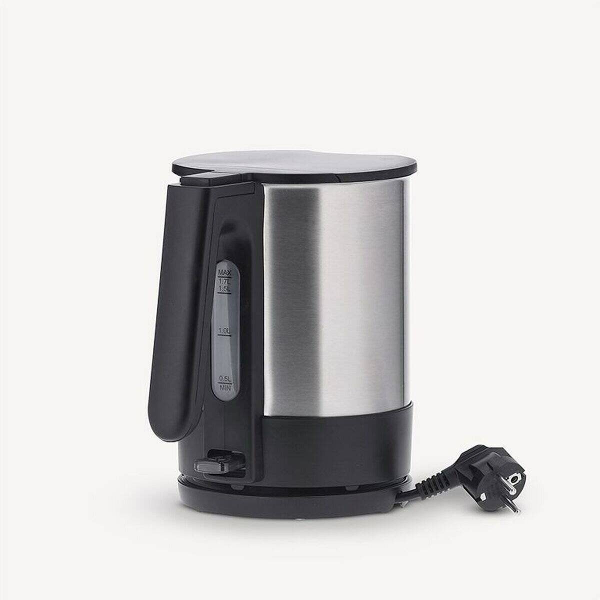 Ein Wasserkocher aus Edelstahl mit schwarzem Griff, Wasserstandsanzeige und abnehmbarem Netzkabel vor weißem Hintergrund.