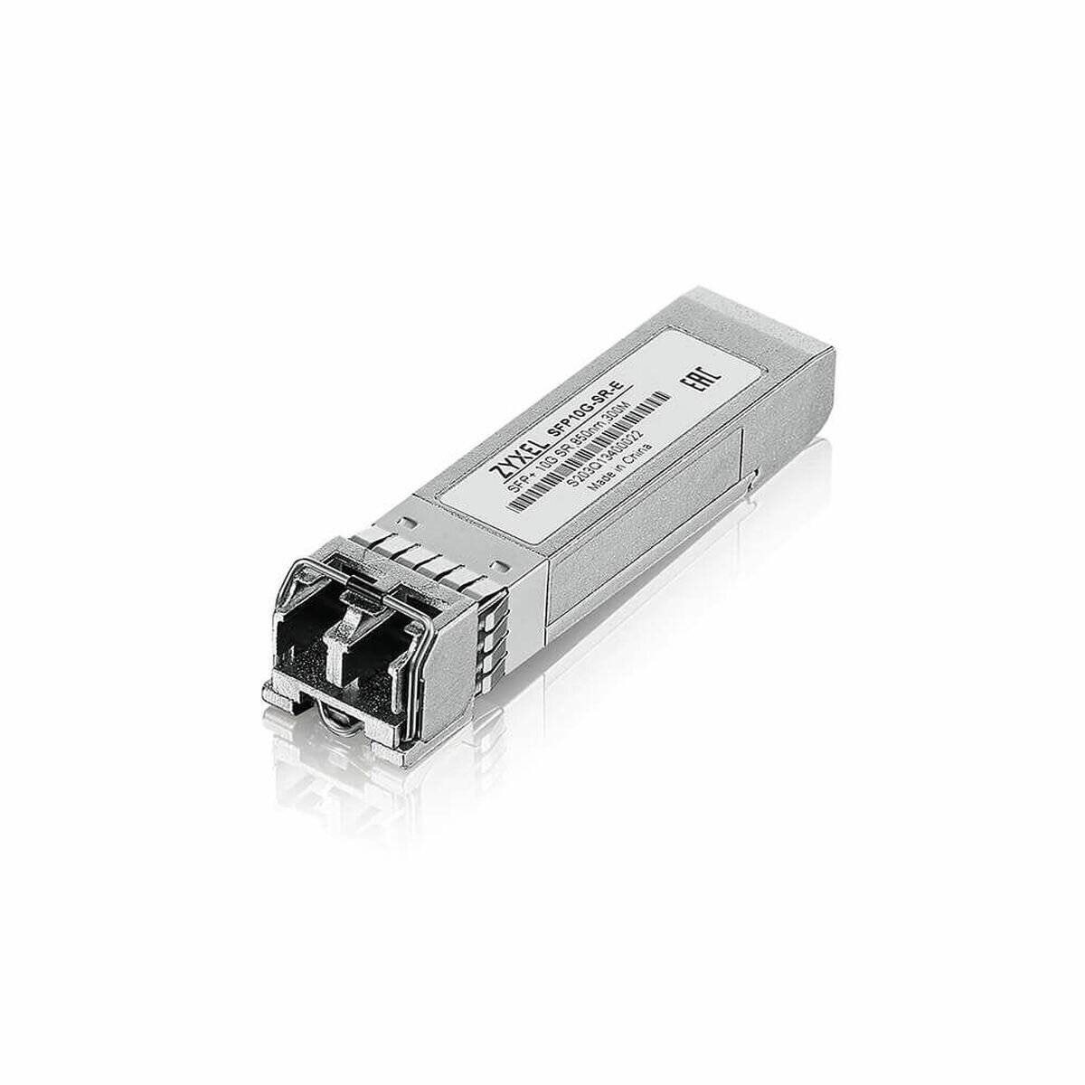 Ein metallisches SFP-Transceiver-Modul mit einem männlichen Anschluss und einer Beschriftung, die Datenspezifikationen anzeigt. Verwendet für Netzwerk-Glasfaserverbindungen.