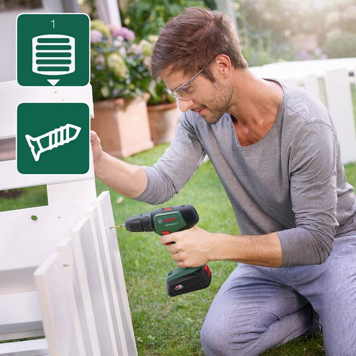 Eine Person, die einen drahtlosen Akkuschrauber verwendet, um weiße Holzmöbel im Freien zusammenzubauen und dabei Anleitungsschilder zur korrekten Ausrichtung befolgt.