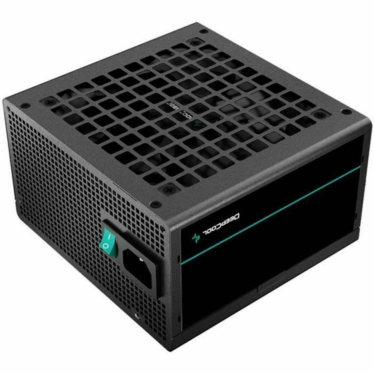 Ein schwarzes Deepcool Netzteil mit einem Lüftungsgitter oben, einem Ein-/Ausschalter und einer Netzsteckdose.