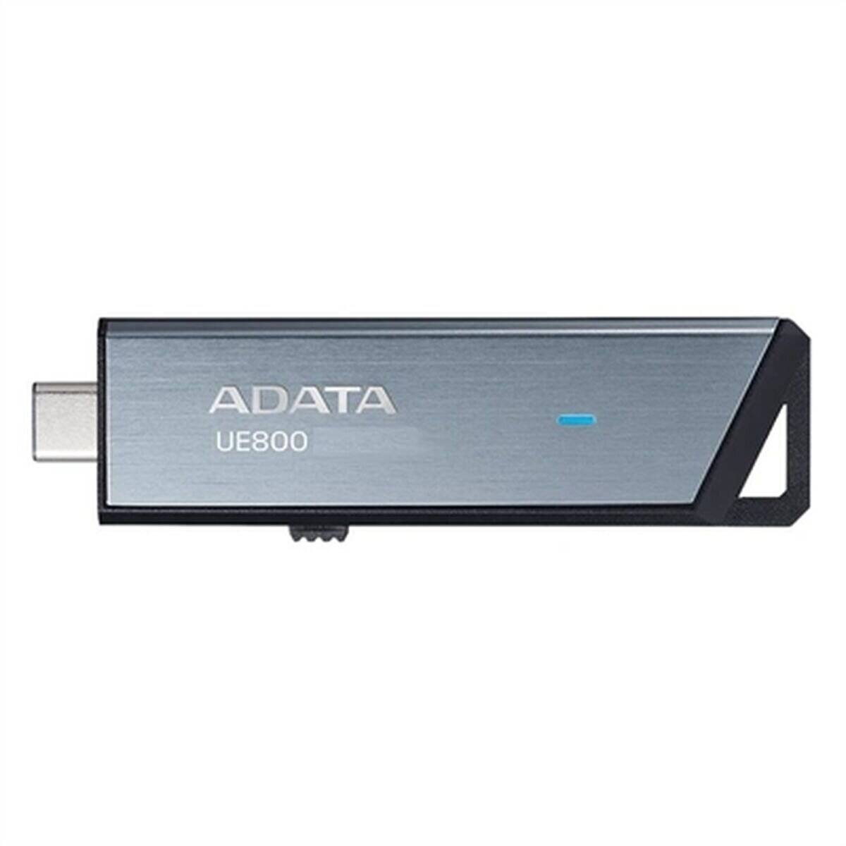 Ein silberner und schwarzer ADATA UE800 USB-C-Stick, auf dessen Oberfläche der Markenname und das Modell zu sehen sind.
