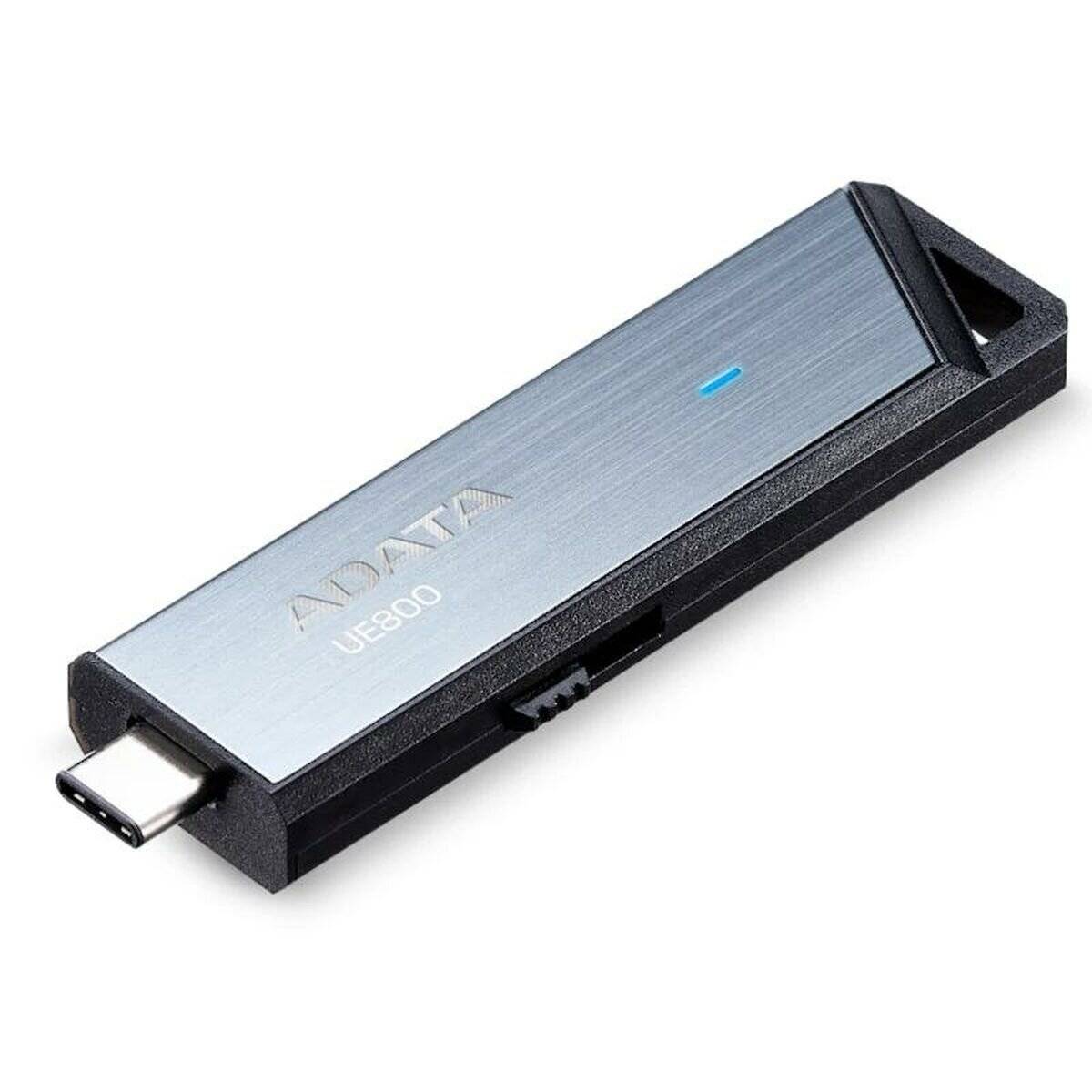 USB-Stick mit metallischer Oberfläche und USB-C-Anschluss, beschriftet mit 'ADATA UE800.