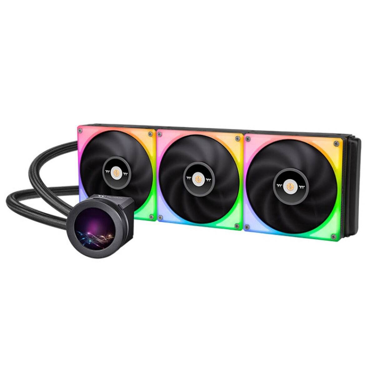 Dreifach-Lüfter-Flüssigkeitskühler mit RGB-Beleuchtung, durch flexible Schläuche mit einer kreisförmigen Pumpe verbunden.