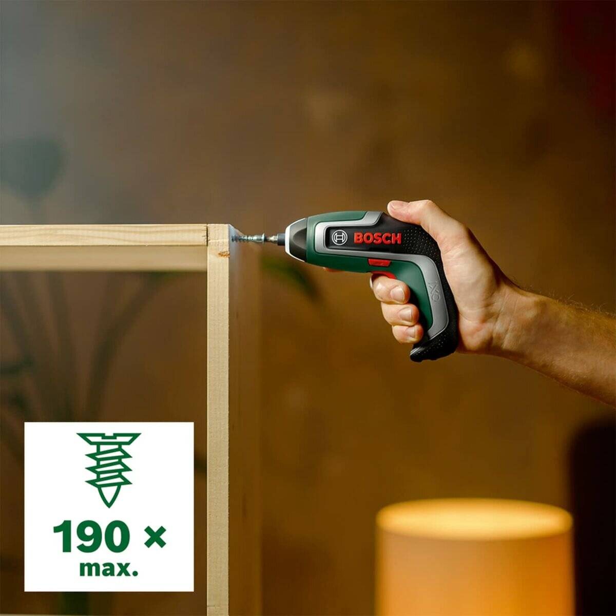 Eine Hand, die einen Bosch-Bohrer verwendet, um eine Schraube in Holzmöbel einzudrehen, wobei präzise Handwerkskunst mit der Kennzeichnung '190 x max.' gezeigt wird.