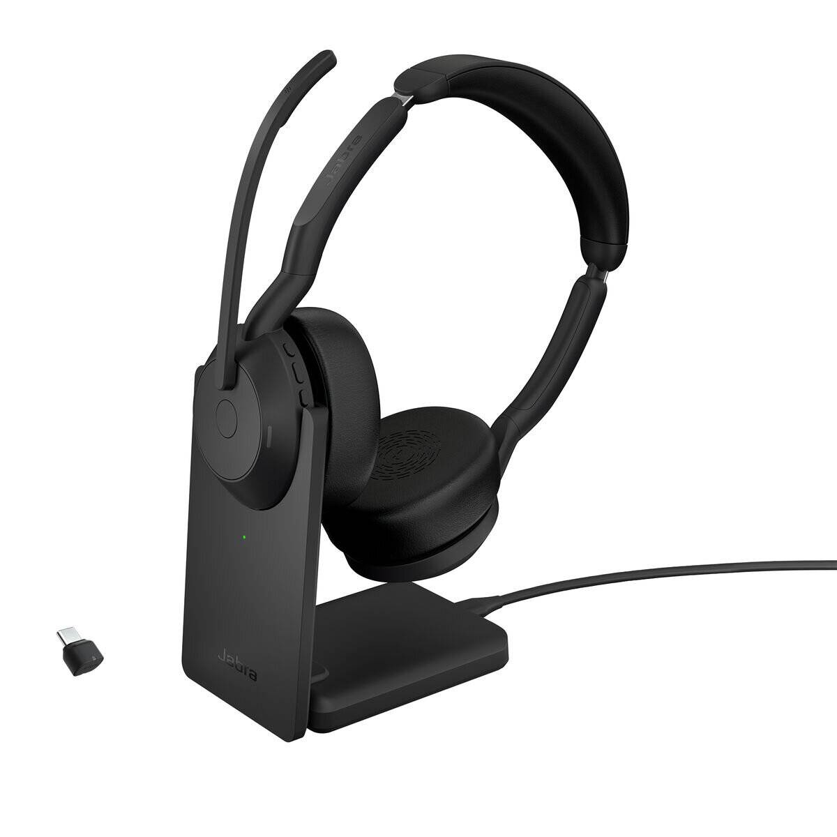 Drahtloses schwarzes Headset auf einem Ladegerät mit einem USB-Dongle in der Nähe, geeignet für Kommunikation und Audiorezeption.