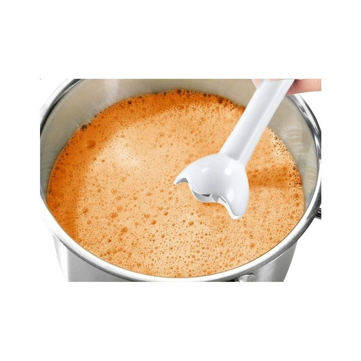 Ein Stabmixer vermischt eine schaumige orangefarbene Flüssigkeit in einem Edelstahlkochtopf und deutet auf einen Koch- oder Mischvorgang in der Küche hin.