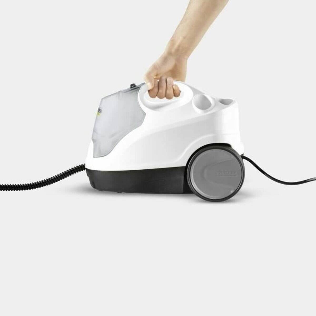 Eine Hand, die einen tragbaren weißen Dampfreiniger mit schwarzer Basis und einem langen schwarzen Kabel hält, der für Haushaltsreinigungsaufgaben konzipiert ist.