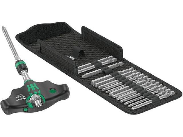 Ein Werkzeugset bestehend aus einem Ratschengriff mit mehreren Schrauberbit-Einsätzen, die übersichtlich in einer faltbaren Tasche angeordnet sind, konzipiert für kompakte Lagerung.