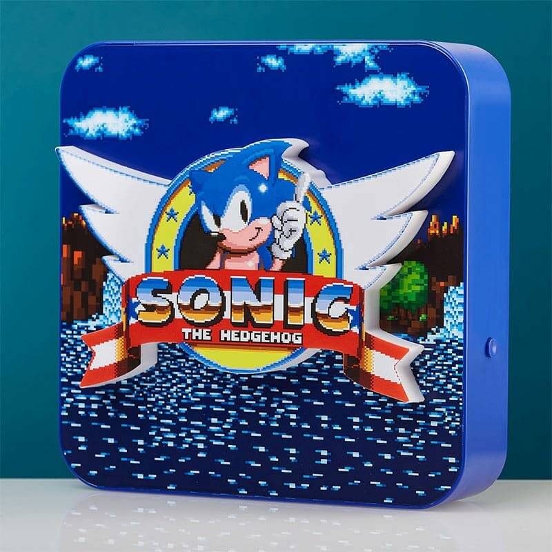 Quadratische Uhr mit 'Sonic the Hedgehog' Design, die Sonics Bild in einem Kreis mit Flügeln und dem Spieltitel darunter zeigt, auf blauem Hintergrund.