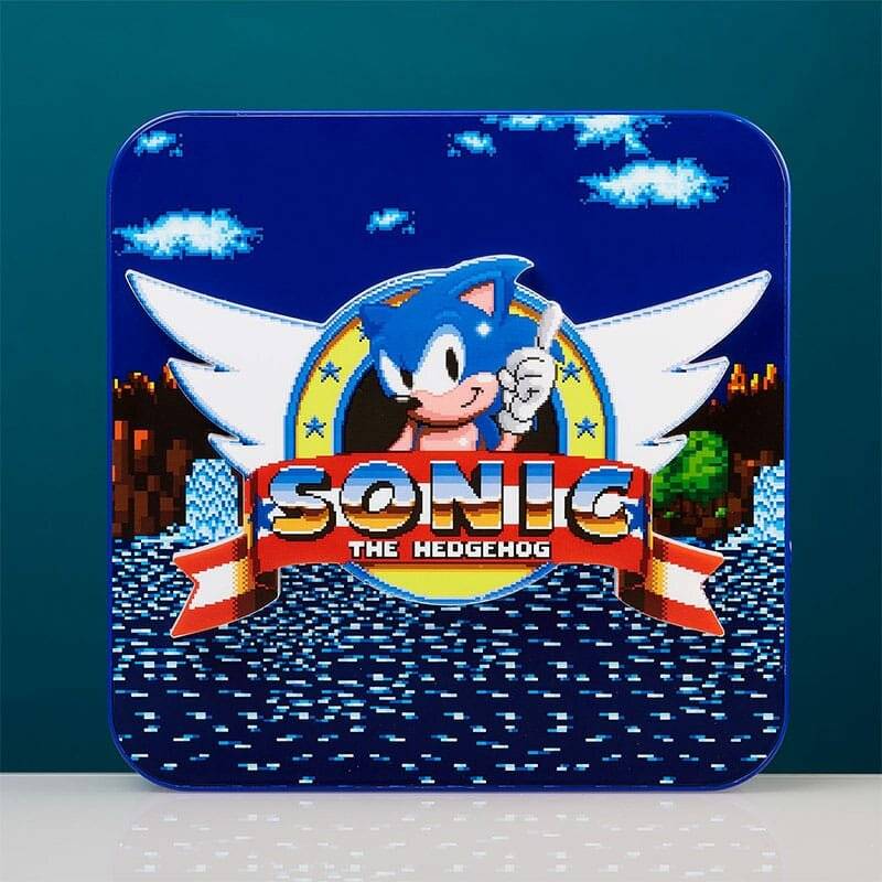 Das Bild zeigt das Logo von 'Sonic the Hedgehog' mit Sonics Gesicht und Flügeln, vor einem pixeligen Himmel- und Landschaftshintergrund.