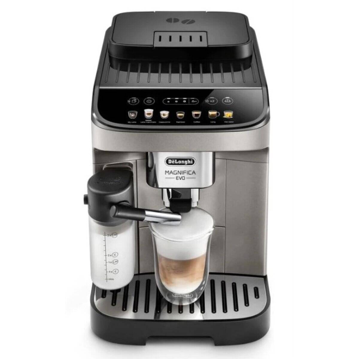 Eine DeLonghi Espressomaschine mit einem Milchaufschäumer in Betrieb, die einen Latte zubereitet. Das Bedienfeld verfügt über verschiedene Kaffeespezialitäten-Optionen.