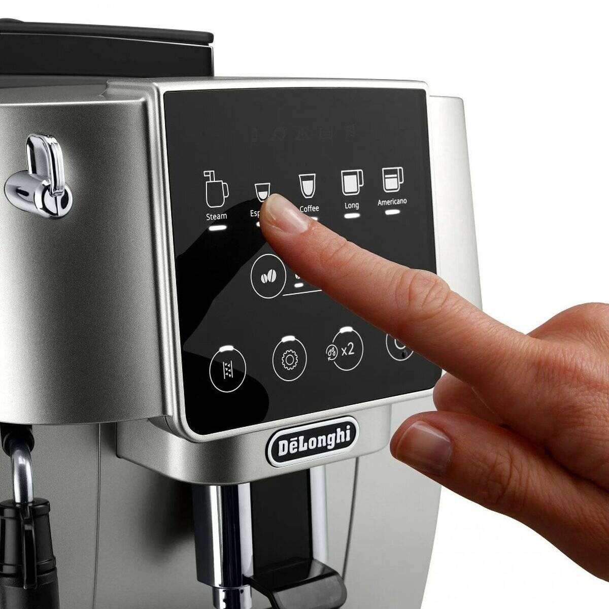 Eine Hand wählt auf einem Touchscreen-Kaffeautomaten die Option 'Espresso', was die Entscheidung zur Zubereitung eines Espressos signalisiert.