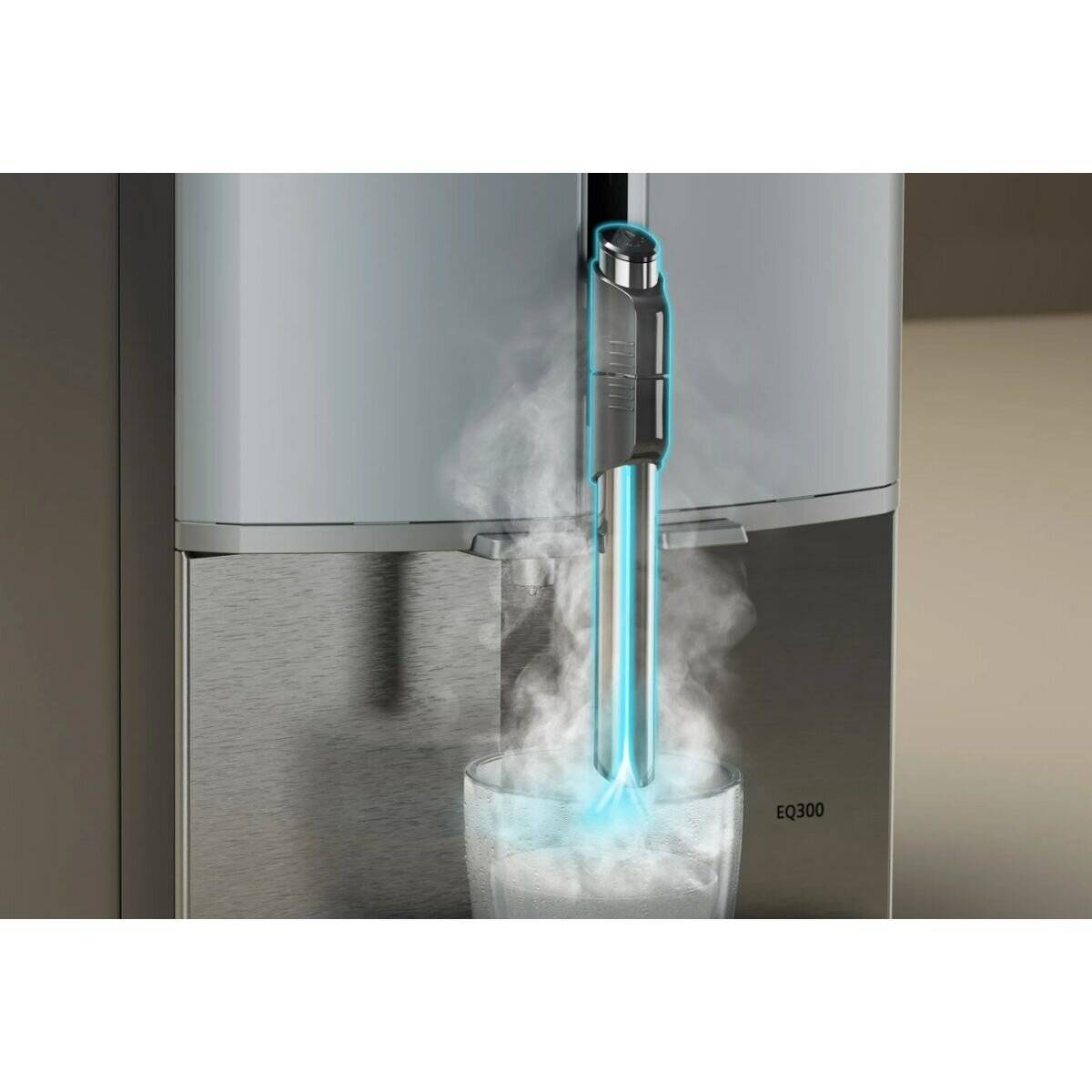 Nahaufnahme eines silbernen Getränkespenders, der heißes Wasser in ein darunter stehendes Glas gießt. Blaues Licht beleuchtet den Wasserstrahl.