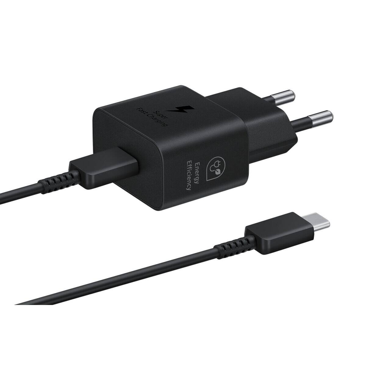 Ein schwarzes Wandladegerät mit angeschlossenem USB-C-Verbindungskabel, ausgestattet mit zwei runden Stiften und einem Symbol für Energieeffizienz an der Seite.