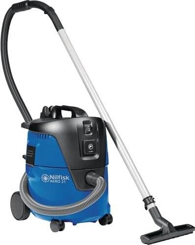 Ein blau-schwarzer Staubsauger mit einem langen Schlauch und einem stabilen Griff, beschriftet mit 'Nilfisk AERO 21', konzipiert für effiziente Reinigungsaufgaben.