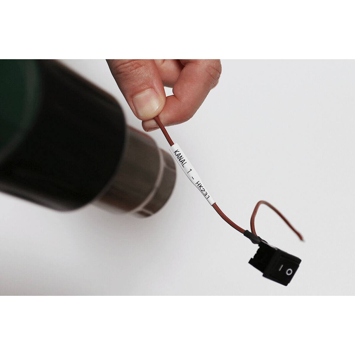 Eine Hand hält einen Draht, der mit 