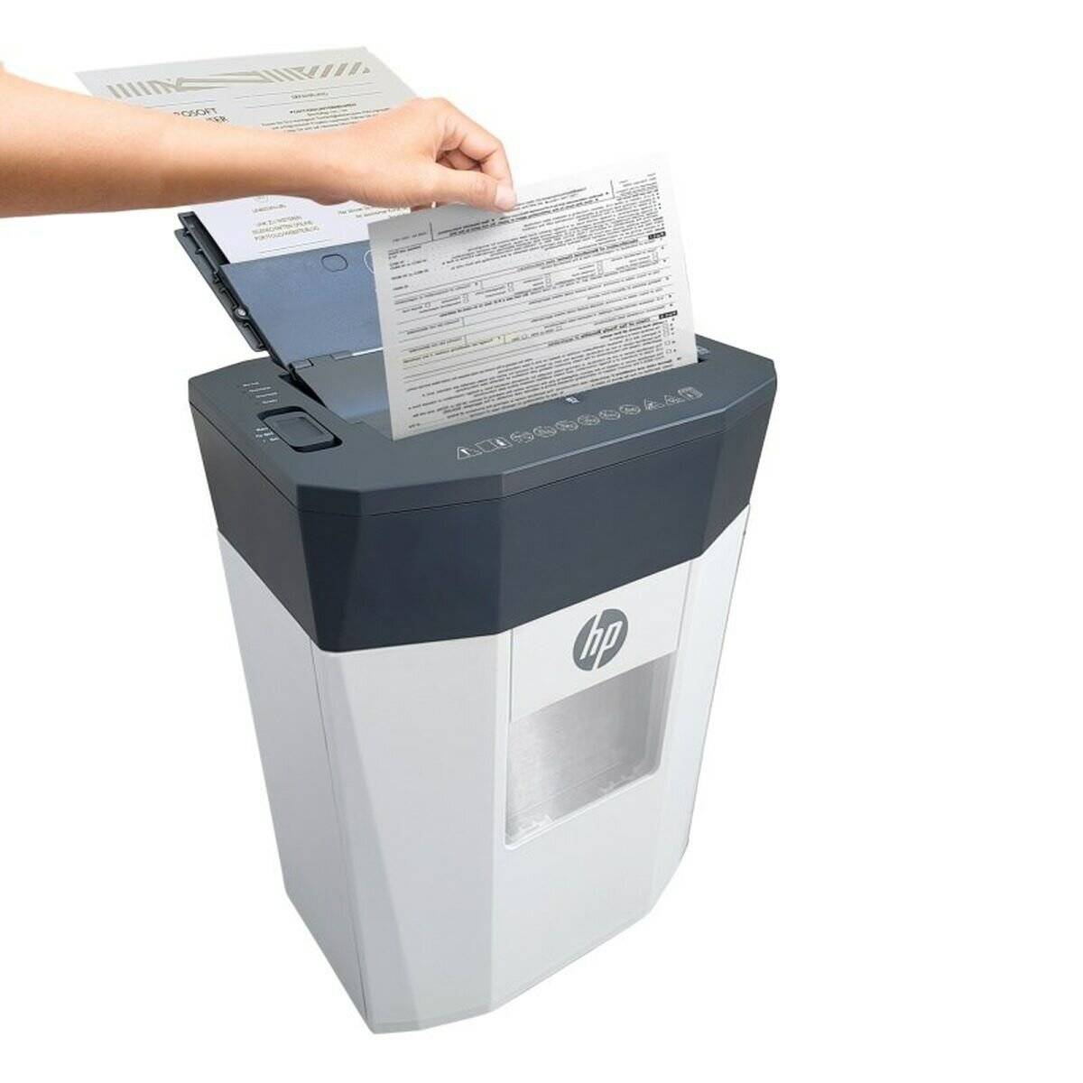 Eine Hand schiebt ein Dokument in einen modernen Aktenvernichter, was eine sichere Dokumentenentsorgung symbolisiert.