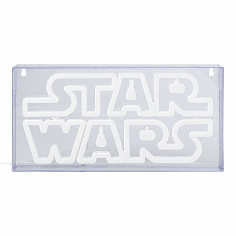 Beleuchtetes Schild, das 'STAR WARS' in fetten Buchstaben auf einem klaren Hintergrund zeigt.