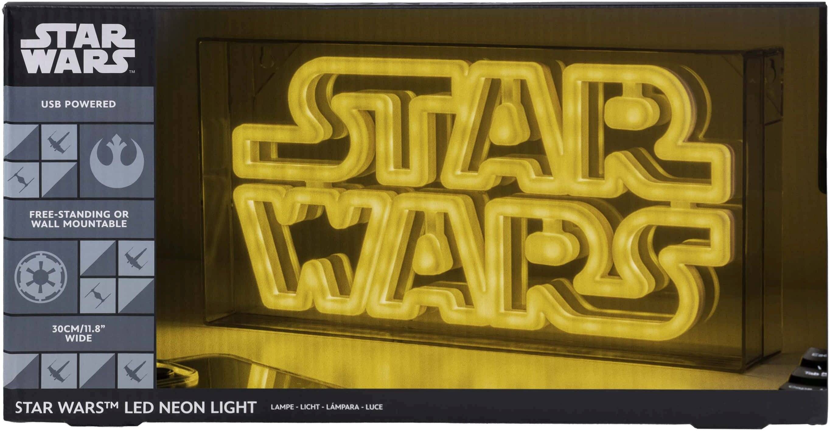 Star Wars warmweiße LED-Neonleuchte in einer Displaybox mit dem leuchtend gelbem Star Wars-Logo und Verpackung, die zeigt, dass es USB-betrieben ist und freistehend oder zur Wandmontage geeignet ist.