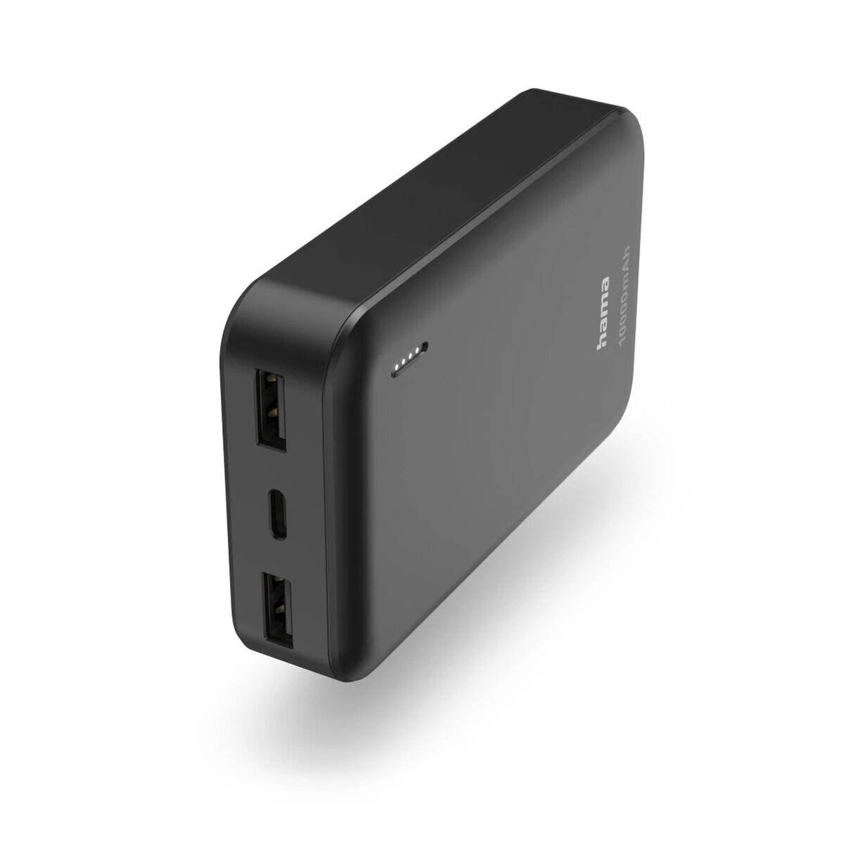 Eine schwarze, tragbare Powerbank mit zwei USB-Anschlüssen, einem USB-C-Anschluss und einer LED-Anzeige an der Seite.