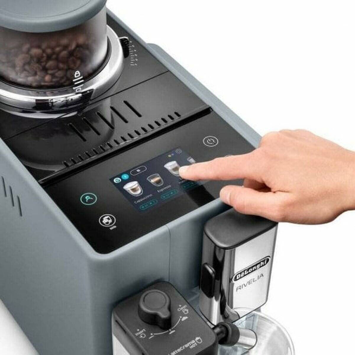 Eine Person, die eine Kaffeemaschine bedient und auf einer Touchscreen-Oberfläche verschiedene Kaffeetypen auswählt. Frische Kaffeebohnen sind im Mühlwerk sichtbar.