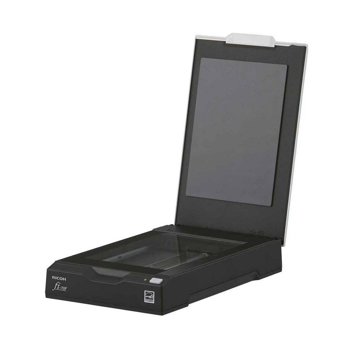 Ein Flachbettscanner mit offener Abdeckung, der die Glasoberfläche zum Scannen zeigt. Der Scanner trägt die Markenbezeichnung 'Ricoh' auf dem vorderen Bedienfeld.