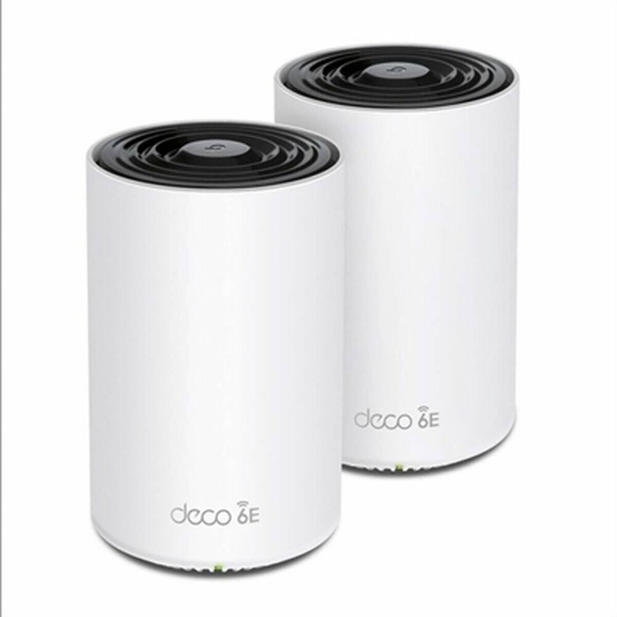 Zwei zylindrische weiße WLAN-Router mit schwarzen Oberteilen, mit der Aufschrift „deco 6E