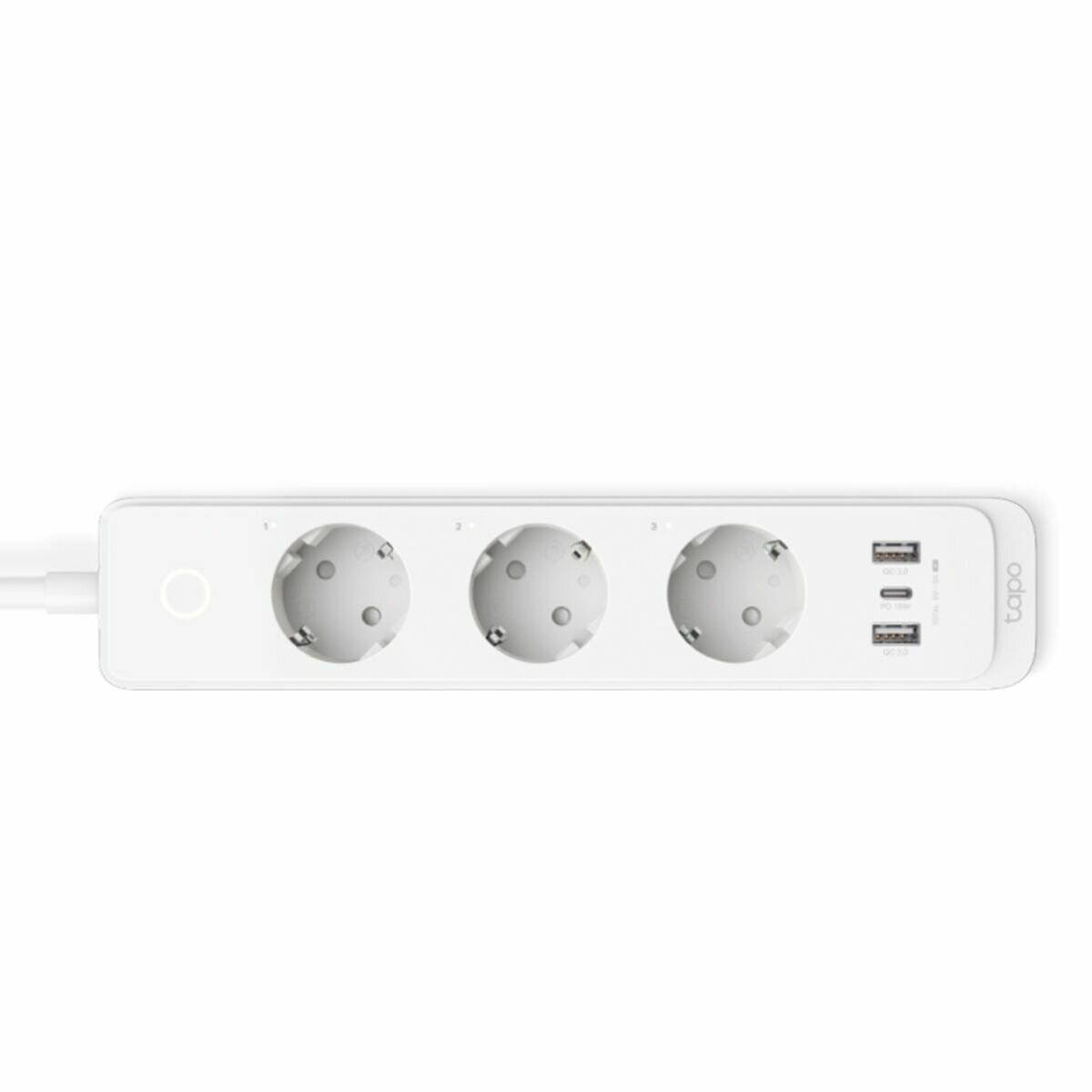 Eine weiße Steckdosenleiste mit drei europäischen Steckdosen, zwei USB-Anschlüssen und einem kreisförmigen Netzschalter auf der linken Seite.